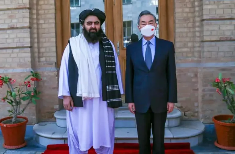 مقتی در پکن؛ گفت‌وگوهای سه‌جانبه افغانستان، چین و پاکستان برای همکاری‌های منطقه‌ای