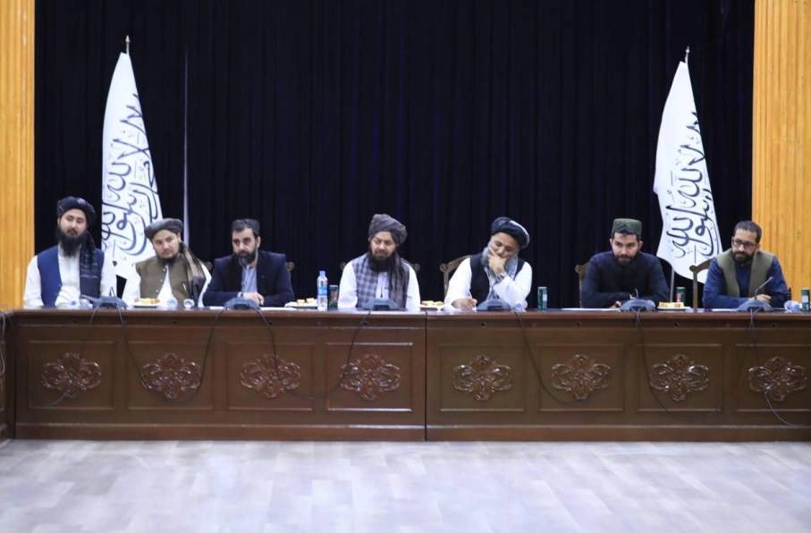 تأکید طالبان بر شفافیت و همکاری دوجانبه در نشست رسانه‌ای مرکز اطلاعات