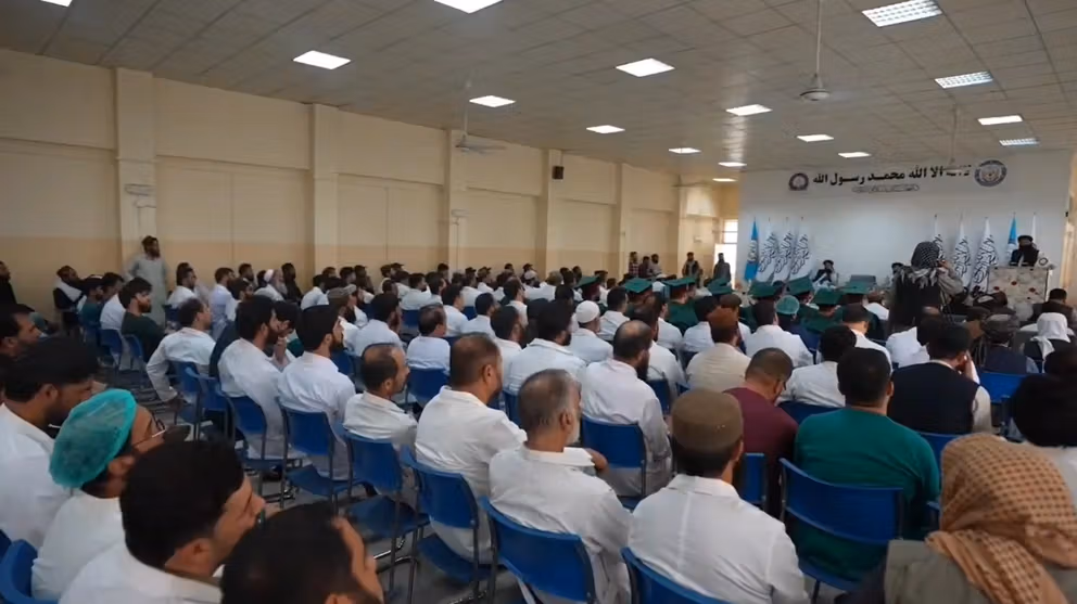 مراسم فراغت دوره تخصصی در شفاخانه ۳۰۰ بستر پولیس بدون حضور زنان برگزار شد