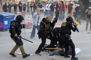 ترامپ نیروهای گارد ملی را برای مهار اعتراضات ضد مهاجرت در لاس‌انجلس مستقر کرد