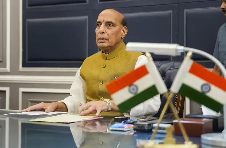 هشدار وزیر دفاع روسیه درباره گسترش تهدیدات تروریستی از افغانستان روتیتر: بلوسوف خواستار تقویت همکاری‌های منطقه‌ای برای مقابله با تروریسم شد لید خبری: آندری بلوسوف، وزیر دفاع روسیه، در نشست وزیران دفاع سازمان همکاری شانگهای هشدار داد که انتقال شبه‌نظامیان از خاورمیانه به افغانستان ادامه دارد و بی‌ثباتی در این کشور تهدیدی جدی برای امنیت منطقه است. تیترهای پیشنهادی: روسیه: بی‌ثباتی در افغانستان تهدیدی برای امنیت منطقه است هشدار مسکو درباره گسترش ایدئولوژی‌های تروریستی از خاورمیانه به افغانستان وزیر دفاع روسیه خواستار همکاری جمعی علیه تهدیدات تروریستی شد متن خبر: آندری بلوسوف، وزیر دفاع روسیه، روز پنج‌شنبه، پنجم سرطان، در نشست وزیران دفاع کشورهای عضو سازمان همکاری شانگهای اعلام کرد که گسترش ایدئولوژی‌های تروریستی از خاورمیانه به افغانستان و انتقال شبه‌نظامیان به این کشور همچنان ادامه دارد. وی تأکید کرد که بی‌ثباتی مداوم در افغانستان به‌عنوان منشأ اصلی جرایم فراملی و تهدیدات تروریستی، امنیت کشورهای عضو این سازمان را به خطر انداخته است. بلوسوف از کشورهای عضو سازمان همکاری شانگهای خواست تا اقدامات جمعی خود را برای مقابله با تهدیدات ناشی از افغانستان، سوریه و اوکراین تقویت کنند. او با اشاره به اهمیت همکاری‌های منطقه‌ای گفت: «در شرایط کنونی، تقویت همکاری در چارچوب سازمان همکاری شانگهای ضروری است.» وزیر دفاع روسیه پیشنهاد داد که برای پاسخ به تهدیدات احتمالی، گفت‌وگوها و همکاری‌های امنیتی در قالب سازمان همکاری شانگهای، به‌صورت دوجانبه و از طریق برگزاری رزمایش‌های مشترک گسترش یابد. وی همچنین بر لزوم توسعه جغرافیای این رزمایش‌ها تأکید کرد. بلوسوف افزود که مسکو آماده است تا تجربه نظامی خود و روش‌های پیشرفته انجام عملیات را با کشورهای عضو به اشتراک بگذارد. او همچنین خواستار افزایش تلاش‌های مشترک برای مقابله با تروریسم و افراط‌گرایی شد که به گفته وی، از منشأهایی مانند افغانستان، سوریه و اوکراین سرچشمه می‌گیرند. روسیه و کشورهای منطقه، با وجود روابط دیپلماتیک و اقتصادی با طالبان، همچنان نگران نفوذ گروه‌های افراطی و انتقال تسلیحات به خاک خود هستند. سازمان پیمان امنیت جمعی نیز پس از به قدرت رسیدن طالبان در اسد ۱۴۰۰، چندین رزمایش نظامی در تاجیکستان برگزار کرده و بارها نسبت به خطر نفوذ شبه‌نظامیان از افغانستان به کشورهای عضو ابراز نگرانی کرده است. دسته خبری: امنیت منطقه‌ای کلمه کلیدی اصلی: تهدیدات تروریستی برچسب‌های اصلی: افغانستان، سازمان همکاری شانگهای، روسیه، تروریسم، امنیت منطقه‌ای، طالبان