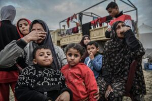 زنان فلسطینی در غزه هنگام دریافت کمک هدف گاز اشک‌آور قرار گرفتند