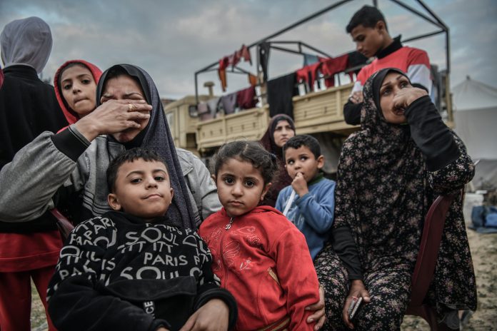زنان فلسطینی در غزه هنگام دریافت کمک هدف گاز اشک‌آور قرار گرفتند