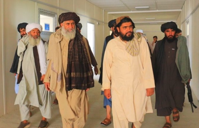 والی ننگرهار برای بررسی وضعیت مهاجران بازگشتی به تورخم رفت