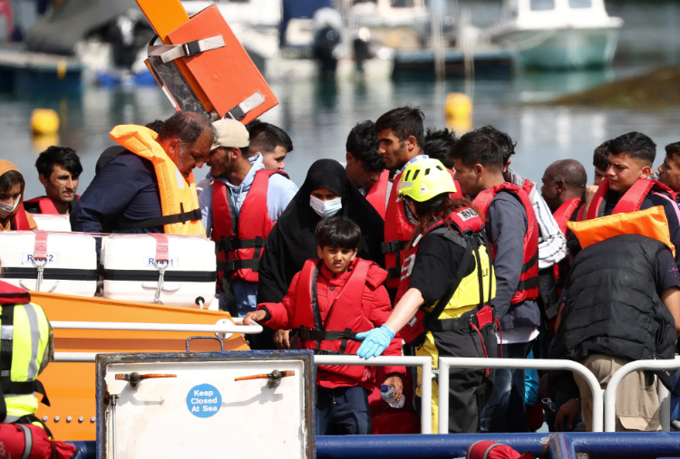 بریتانیا هوش مصنوعی را برای تعیین سن مهاجران بهکار میگیرد