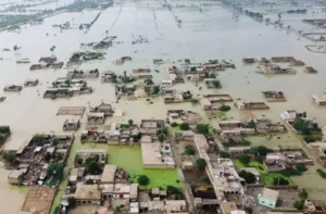 سیلاب مرگبار در پاکستان؛ بیش از ۲۲۰ کشته و تخریب گسترده خانه‌ها و زیرساخت‌ها