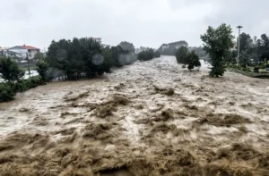 شمار قربانیان سیلاب و رانش زمین در پاکستان به ۳۲۰ نفر رسید