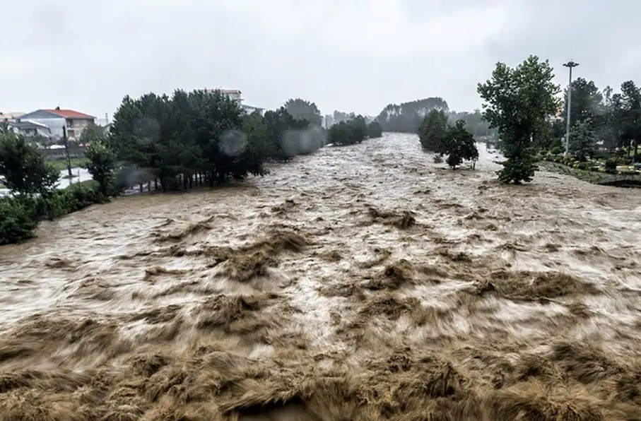شمار قربانیان سیلاب و رانش زمین در پاکستان به ۳۲۰ نفر رسید