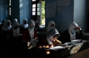 سخنگوی طالبان: بررسی صدور مجوز شرعی برای آموزش دختران ادامه دارد