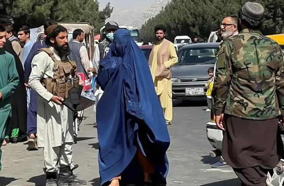 یوناما: طالبان زنان بدون برقع را از بازارها و وسایط نقلیه عمومی منع کرده‌اند
