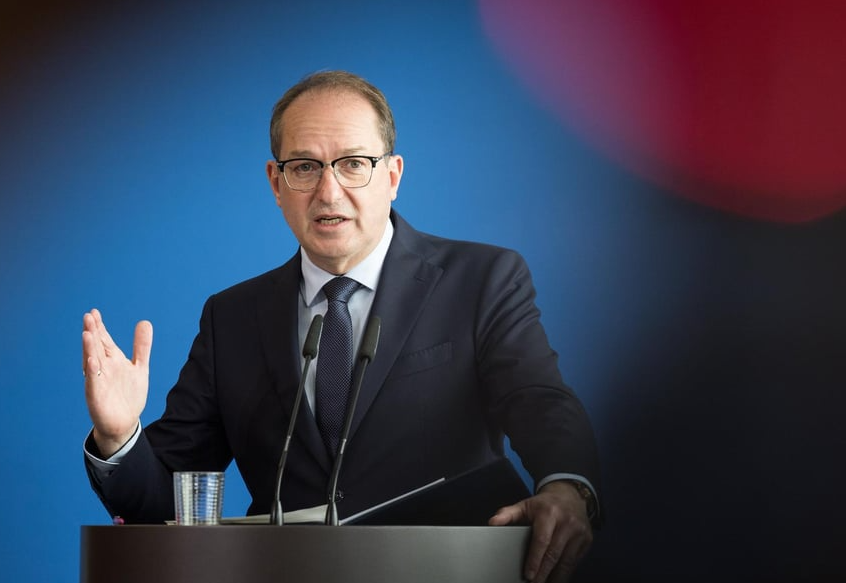 وزیر داخله آلمان: پذیرش غیرموجه پناهجویان را حمایت نمیکنیم