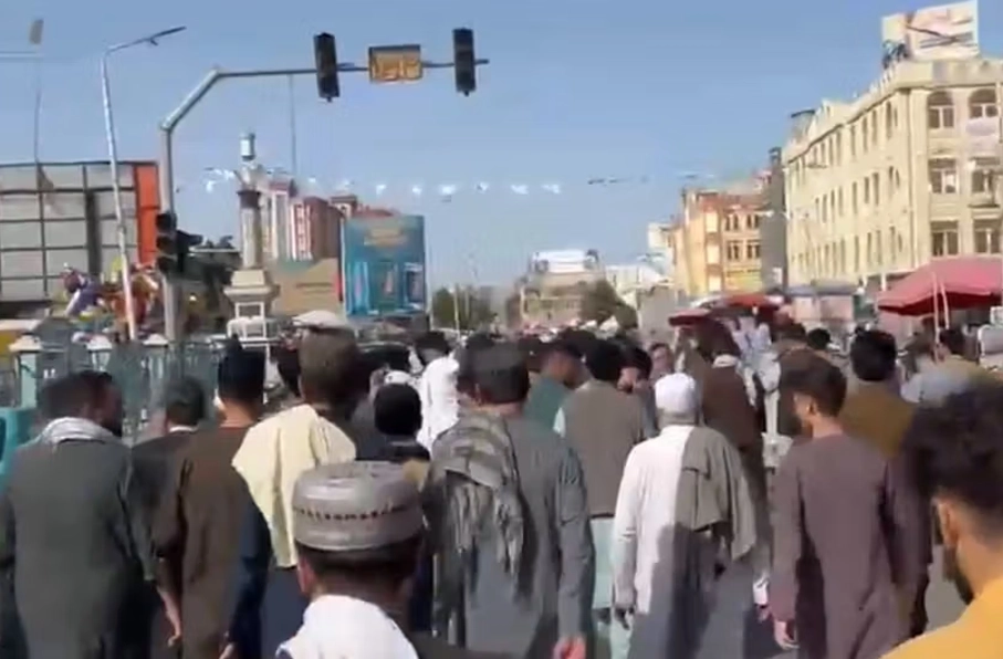 اعتراضات مردمی علیه طالبان به تخریب دکان‌ها در مزار شریف