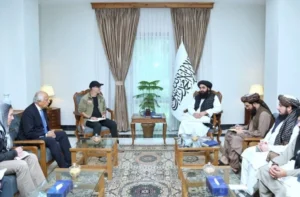 دیدار و گفگتوی هیأت آمریکایی به رهبری آدام بولر و زلمی خلیل‌زاد با وزیر خارجه طالبان در کابل