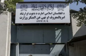 طالبان ورود ده‌ها کارمند برشنا را به‌دلیل نداشتن کلاه ممنوع کردند