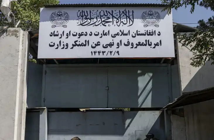 طالبان ورود ده‌ها کارمند برشنا را به‌دلیل نداشتن کلاه ممنوع کردند