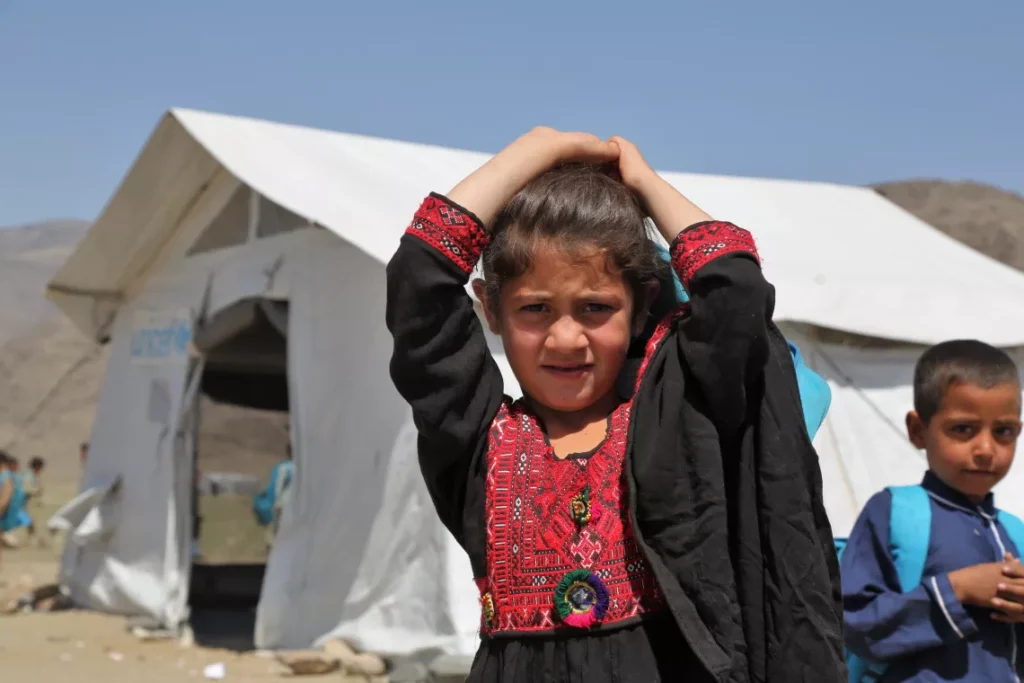 اینجا یک نسخهی بازنویسیشده، حرفهای و آمادهی انتشار از خبر شما است — با سبک خبری رسمی و لحن بیطرف، مناسب برای رسانههای فارسیزبان (بهویژه افغانستانمحور): --- ### 🗂 **دسته خبر:** سیاست منطقهای / روابط پاکستان و طالبان --- ### **تیتر اصلی:** نشست پاکستان و طالبان در استانبول بدون حل اختلافات اصلی پایان یافت --- ### **روتیتر:** ترکیه: دو طرف درباره تداوم آتشبس توافق کلی کردند؛ گفتوگوها در ۶ نوامبر از سر گرفته میشود --- ### **لید خبری:** وزارت خارجه ترکیه اعلام کرده است که دور دوم مذاکرات میان هیئتهای طالبان و پاکستان در استانبول بدون دستیابی به توافق نهایی پایان یافته، اما دو طرف بر تداوم آتشبس توافق کردهاند. --- ### **متن کامل گزارش:** به گزارش وزارت خارجه ترکیه، گفتوگوهای هیئتهای طالبان و پاکستان که از ۲۵ تا ۳۰ اکتوبر در استانبول با میانجیگری ترکیه و قطر برگزار شد، شام روز پنجشنبه بدون توافق نهایی خاتمه یافت. در بیانیه این وزارت آمده است که دو طرف توافق کردهاند تا در **۶ نوامبر (۱۵ عقرب)** بار دیگر در استانبول دیدار کنند. قرار است در دور سوم گفتوگوها، **مقامات ارشد سیاسی و نظامی** هر دو کشور حضور یابند. بر اساس اعلامیه رسمی ترکیه، هیئتهای طالبان و پاکستان در مورد **تداوم آتشبس** به توافق کلی رسیدهاند و قرار است **سازوکار مشترک نظارت و راستیآزمایی** برای اجرای آن ایجاد شود. در این بیانیه تأکید شده است که «هر طرفی که توافق آتشبس را نقض کند، مشمول اقدامات تنبیهی خواهد شد.» یکی از مهمترین موارد اختلاف، **حضور شبهنظامیان تحریک طالبان پاکستانی (TTP)** در خاک افغانستان و انجام حملات بر پاکستان عنوان شده است. مقامهای اسلامآباد تأکید دارند که ادامه حملات این گروه از خاک افغانستان «واکنش قاطع» پاکستان را در پی خواهد داشت، اما طالبان این اتهام را رد کرده و گفتهاند که مسئلهی تیتیپی، **«موضوعی داخلی برای پاکستان»** است. پیش از این نیز وزیران دفاع پاکستان و مقامهای طالبان در نشست دوحه، بر سر تداوم آتشبس توافق کرده بودند. بهرغم نبود توافق نهایی در استانبول، ترکیه در پایان بیانیهاش تأکید کرده است که ادامهی گفتوگوها در مسیر صلح و ثبات مرزی میان افغانستان و پاکستان «نشانهای مثبت» است. --- اگر خواستی، میتوانم برایت نسخهی **کوتاه و مناسب انتشار در شبکههای اجتماعی (تلگرام یا ایکس)** هم بنویسم — در ۴۰ تا ۶۰ واژه با تیتر احساسی و موجز. آیا آن را هم آماده کنم؟