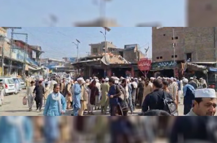 تظاهرات تاجران و رانندگان در لندی‌کوتل در اعتراض به بسته ماندن گذرگاه تورخم