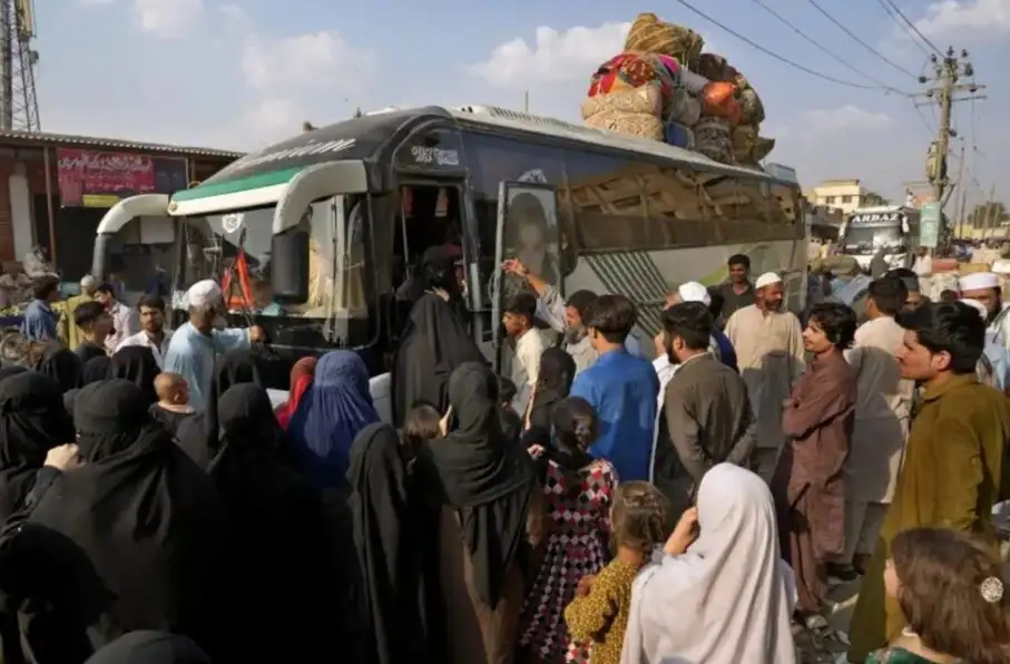 اخراج بیش از ۳۶۹۶ مهاجر افغان از پاکستان در یک روز