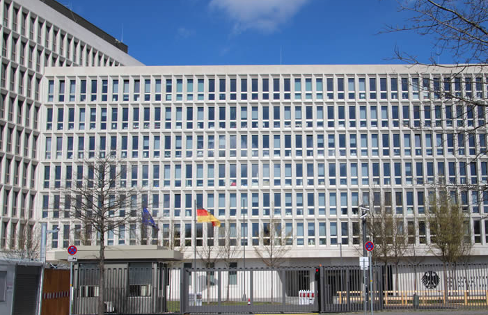 جرمني او طالبانو د ملکی الوتنو پر مټ د افغان کډوالو د بېرته لېږدولو په اړه خبرې وکړې