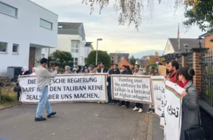 تجمع اعتراضی افغان‌ها در برابر قونسلگری افغانستان در بن آلمان
