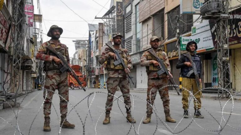 حمله انتحاری در پیشاور پاکستان 5 کشته و زخمی برجای گذاشت