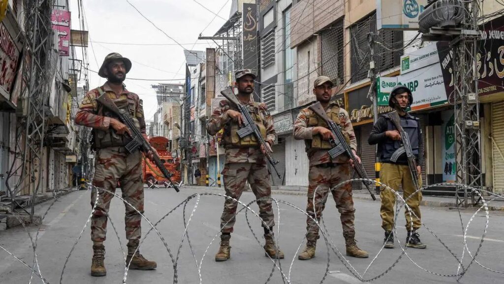 حمله انتحاری در پیشاور پاکستان 5 کشته و زخمی برجای گذاشت