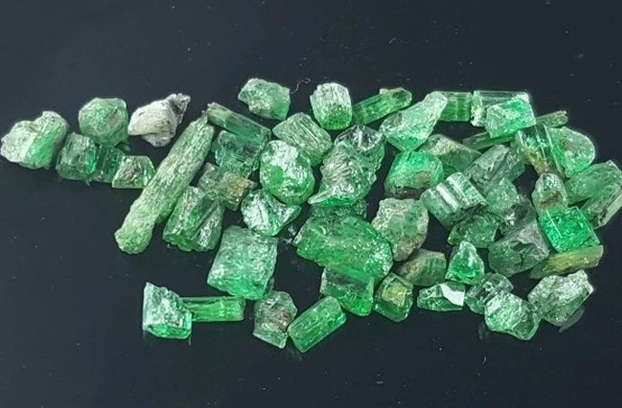 فروش بیش از دو هزار قیراط زمرد پنجشیر به ارزش نزدیک به دو میلیون افغانی