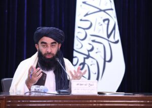 مجاهد: دری و پشتو دو زبان رسمی و برابر افغانستان‌اند