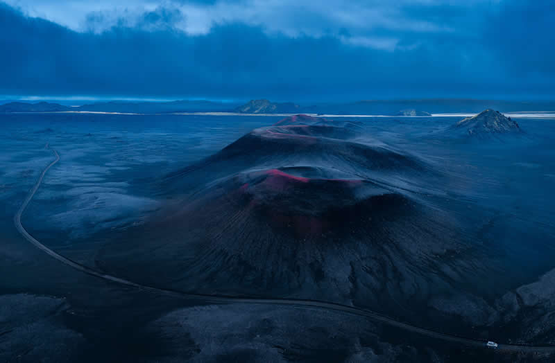 بهترین عکسهای سال ۲۰۲۵ از نگاه ویراستاران DPReview (۲۴ مورد برتر) رانندگی در ارتفاعات