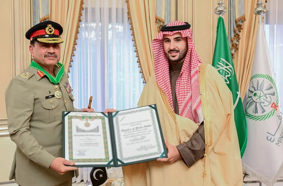 اعطای نشان عالی ملک عبدالعزیز به فرمانده ارتش پاکستان