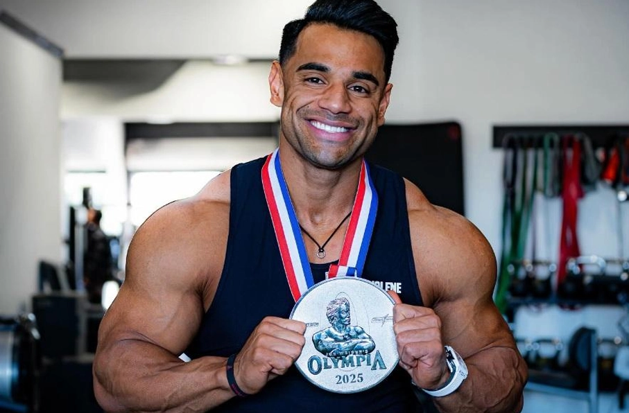 علی بلال، ورزشکار سرشناس پرورش اندام و نایبقهرمان رقابتهای جهانی مستر المپیا 2025، پس از سفر چندروزهاش به افغانستان، همزمان با ترک کشور در سخنانی پرانرژی، از مردم قدردانی کرد و وعده داد که با انگیزهای دوچندان به تمرینات خود ادامه خواهد داد تا در دورههای آینده رقابتهای مستر المپیا، مدال طلای این رویداد جهانی را به افغانستان بیاورد.