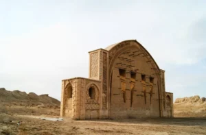 سر خط خبرها قلعهٔ بُست یک قلعهٔ باستانی در منطقهٔ بُست در استان هلمندِ افغانستان است. در محل تلاقی دو رود معروف افغانستان هیرمند و ارغنداب قلعهٔ بسیار بزرگی ساخته شده که از بالای آن تمام شهر لشکرگاه دیده میشود و شهرت بسیاری دارد. مقامات اطلاعاتی و فرهنگی استان هلمند میگویند که این قلعه قبل از ظهور اسلام ساخته شده است.