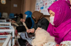 اتحادیه اروپا: زنان و دختران افغان سنگین‌ترین بار فقر را تحمل می‌کنند