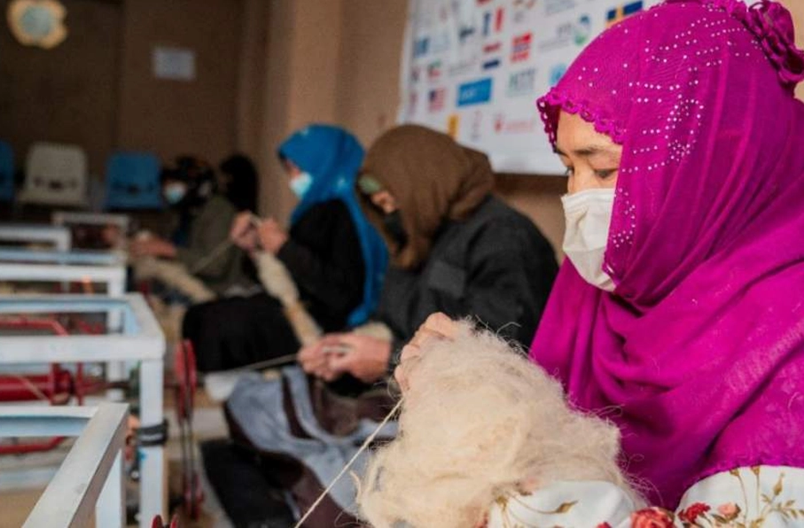 اتحادیه اروپا: زنان و دختران افغان سنگینترین بار فقر را تحمل میکنند