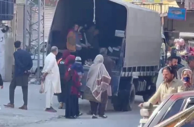 یورش پولیس پاکستان به خانه‌های پناه‌جویان افغانستانی