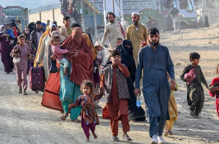 تشدید سیاست سختگیرانه پاکستان علیه مهاجران افغان با تعطیلی کمپ‌های مهاجران