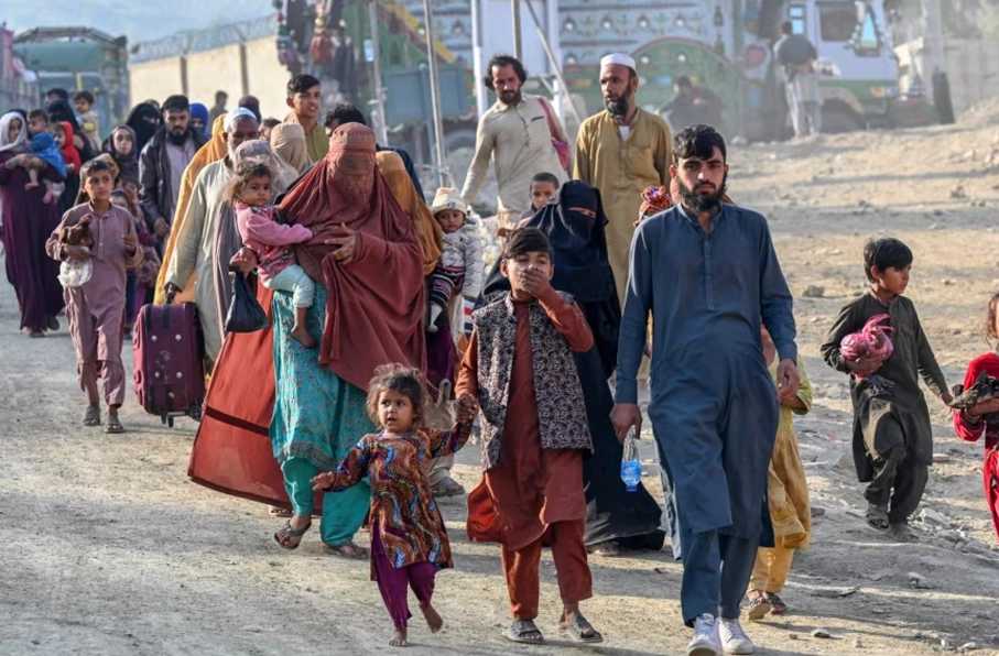 تشدید سیاست سختگیرانه پاکستان علیه مهاجران افغان با تعطیلی کمپهای مهاجران