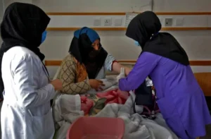 یونیسف: سرمایه‌گذاری روی کارکنان صحی زن در افغانستان حیاتی است