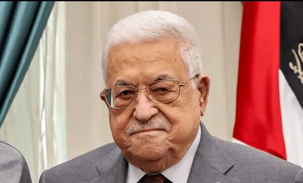 انتقال محمود عباس به بیمارستان