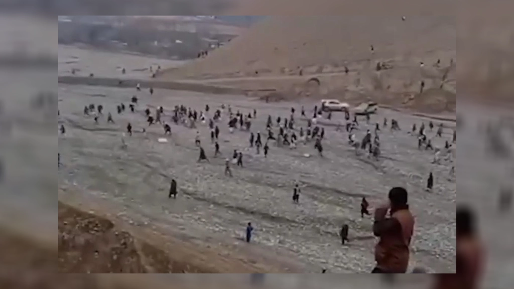 معترضان در تخار تجهیزات شرکت وابسته به طالبان را آتش زدند