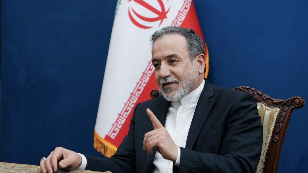 سید عباس عراقچی، وزیر امور خارجه جمهوری ایران، امروز(شنبه ۱۱ دلو ) در گفتوگو با شبکه سیانان ترکیه بر استحکام و سازندگی روابط ایران و ترکیه تأکید کرد و گفت: دو کشور بهطور مستمر تبادل نظر دارند و در حال حاضر زمینه جدی برای مذاکره وجود ندارد. رئیس دستگاه دیپلماسی همچنین درباره مذاکره با آمریکا نیز خاطرنشان کرد که در حال حاضر زمینه جدی برای مذاکره وجود ندارد. عراقچی با اشاره به مذاکرات، اظهار داشت: برای مذاکرات واقعی و نتیجهبخش، ابتدا باید فضای تهدید و فشار از بین برود و بدون توافق بر سر چارچوب، محتوا و قواعد، پیشرفتی حاصل نخواهد شد. عراقچی همچنین به صراحت اعلام کرد که اگر حملهای صورت بگیرد، پاسخ ما سخت و بسیار قدرتمند خواهد بود و افزود: ما ظرفیت دفاع از خود را داریم و به کسی نیاز نداریم. وزیر خارجه ج.ا.ایرانم در این گفتوگو باردیگر یادآور شد که اولویت ایران همچنان دیپلماسی است و امیدواریم عقلانیت و گفتوگو حاکم شود.