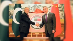 مارشال عبدالرشید دوستم، رهبر وحزب جنبش ملی اسلامی افغانستان، با انتشار پیامی در پیوند به حذف نوشتار زبان اوزبیکی از لوحه دانشگاه ولایت سمنگان، این اقدام طالبان را «خصومت آشکار با زبان و فرهنگ اوزبیکی» خواند. 🟪 دوستم در پیام خود تأکید کرد که زبان تورکی اوزبیکی نه تنها وسیله گفتاری، بلکه نماد حضور تاریخی و فرهنگی میلیون‌ها نفر در افغانستان است و هیچ قدرتی نمی‌تواند آن را حذف کند. ⬜️ او همچنین از طالبان خواست لوحه را به جای خود بازگردانند و از یونسکو خواست در حفظ زبان و فرهنگ اوزبیکی اقدام کند. در پایان، دوستم ۱۴ جدی، روز رسمی شدن زبان اوزبیکی و ترکمنی، را به ملت افغانستان تبریک گفت.