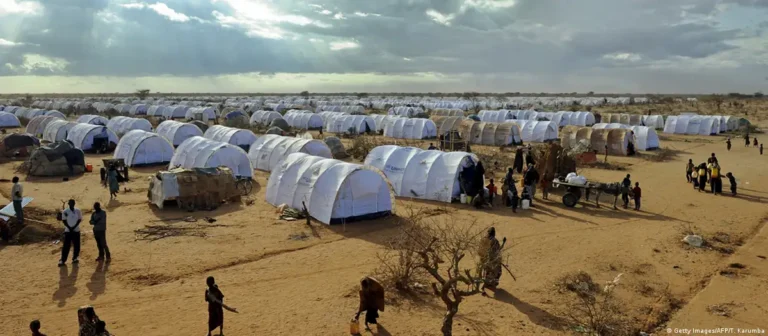 پناهجویان افغان در اردوگاه کاکوما در کنیا می‌گویند پس از فرار از افغانستان، اکنون در شرایطی بحرانی و فراموش‌شده در افریقا زندگی می‌کنند و خواستار توجه فوری جامعه جهانی به وضعیت آنان هستند.