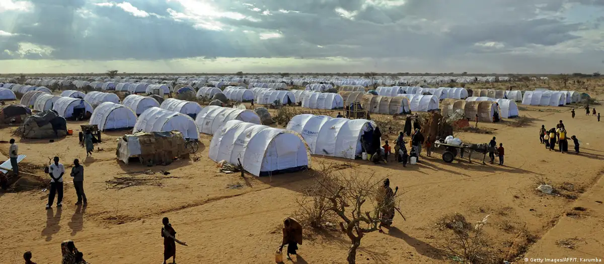 پناهجویان افغان در اردوگاه کاکوما در کنیا میگویند پس از فرار از افغانستان، اکنون در شرایطی بحرانی و فراموششده در افریقا زندگی میکنند و خواستار توجه فوری جامعه جهانی به وضعیت آنان هستند.