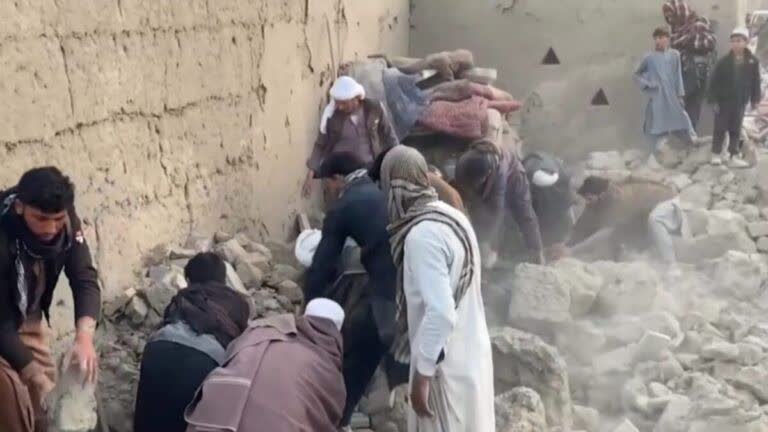 ادامه تلاشها برای یافتن اجساد قربانیان حملات اخیر در ننگرهار.