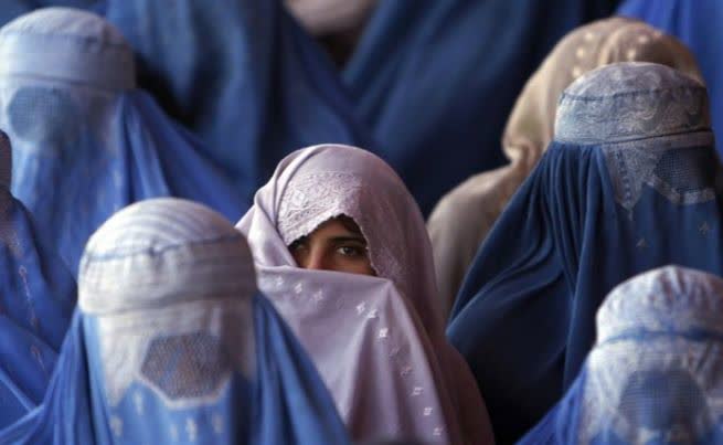 منابع محلی در شهر مزارشریف، مرکز ولایت بلخ، میگویند حدود یک ماه پیش در منطقه چغدک این شهر، دختری ۱۶ ساله به نام عاقله که با پسر یکی از اعضای طالبان ازدواج کرده بود، به قتل رسیده است.