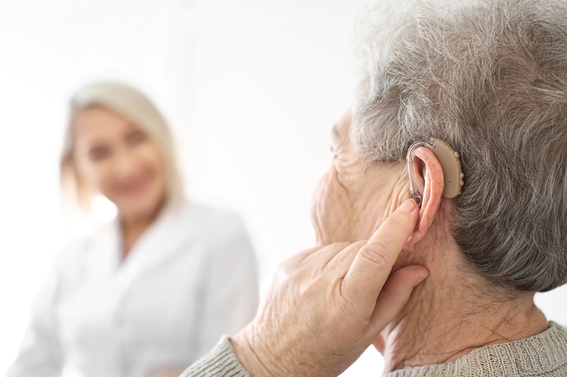 خبر خوب برای سالمندان: سمعک خطر آلزایمر و زوال عقل را ۳۳ درصد کم میکند