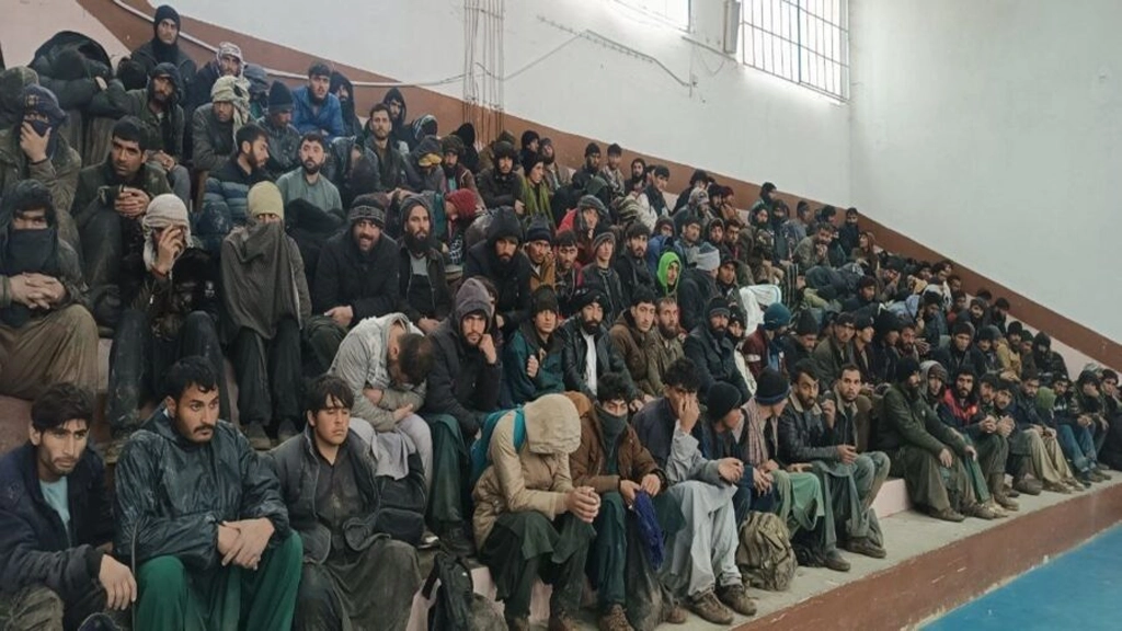 نجات ۳۰۰ مهاجر افغانستانی از برف و کولاک در مرز تایباد