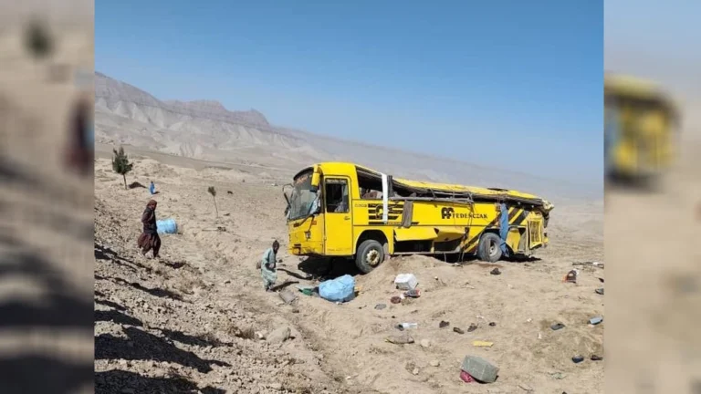 حادثه مرگبار ترافیکی در بادغیس ۹ کشته و ۳۵ زخمی برجای گذاشت