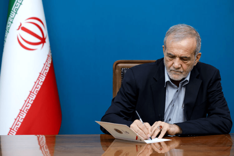 ریس جمهور ایران: انتقام شهادت رهبر معظم انقلاب را حق مشروع خود میدانیم